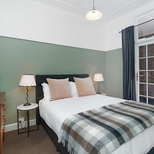 Premium Queen Single Room Ensuite Bathroom